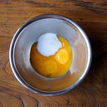 Place egg yolks with 25g sugar